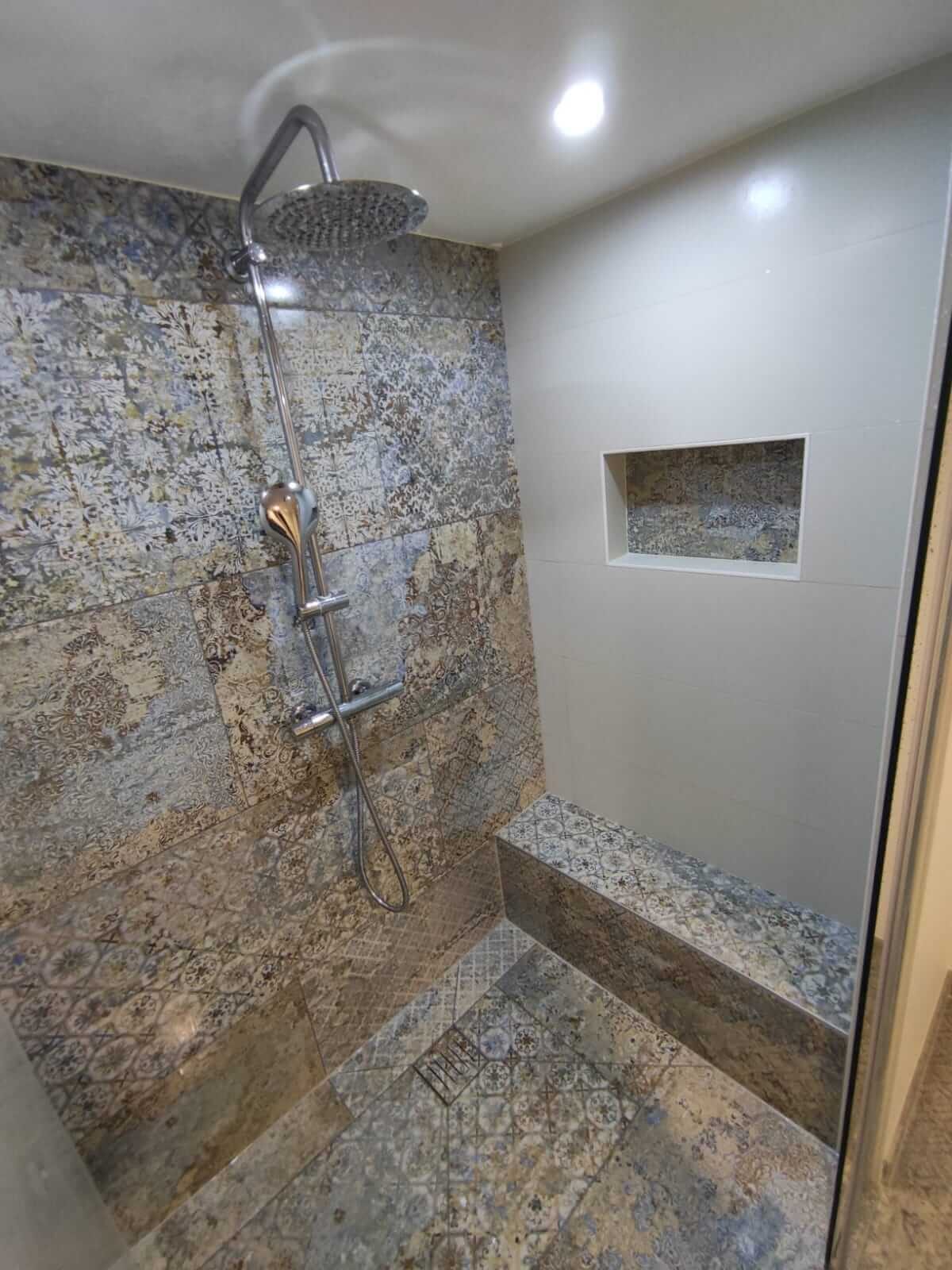 Douche italienne banc niche — BC Carré