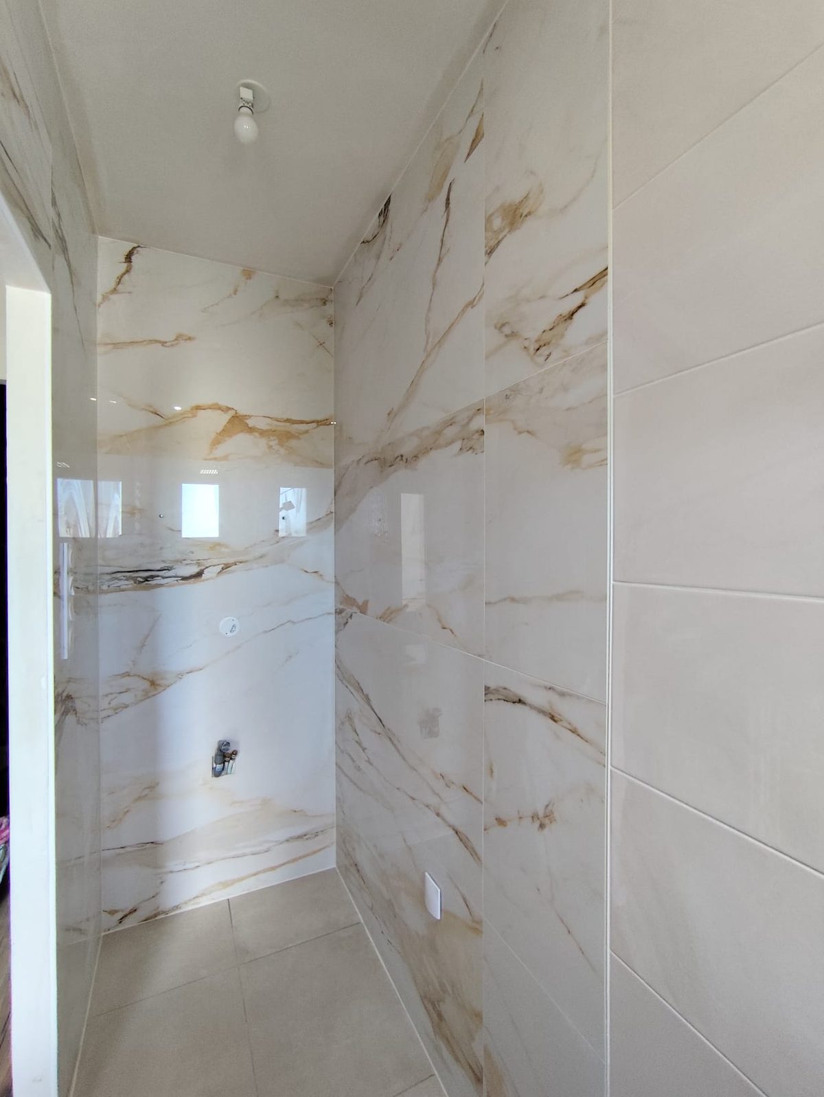 Faience effet marbre dore — BC Carré