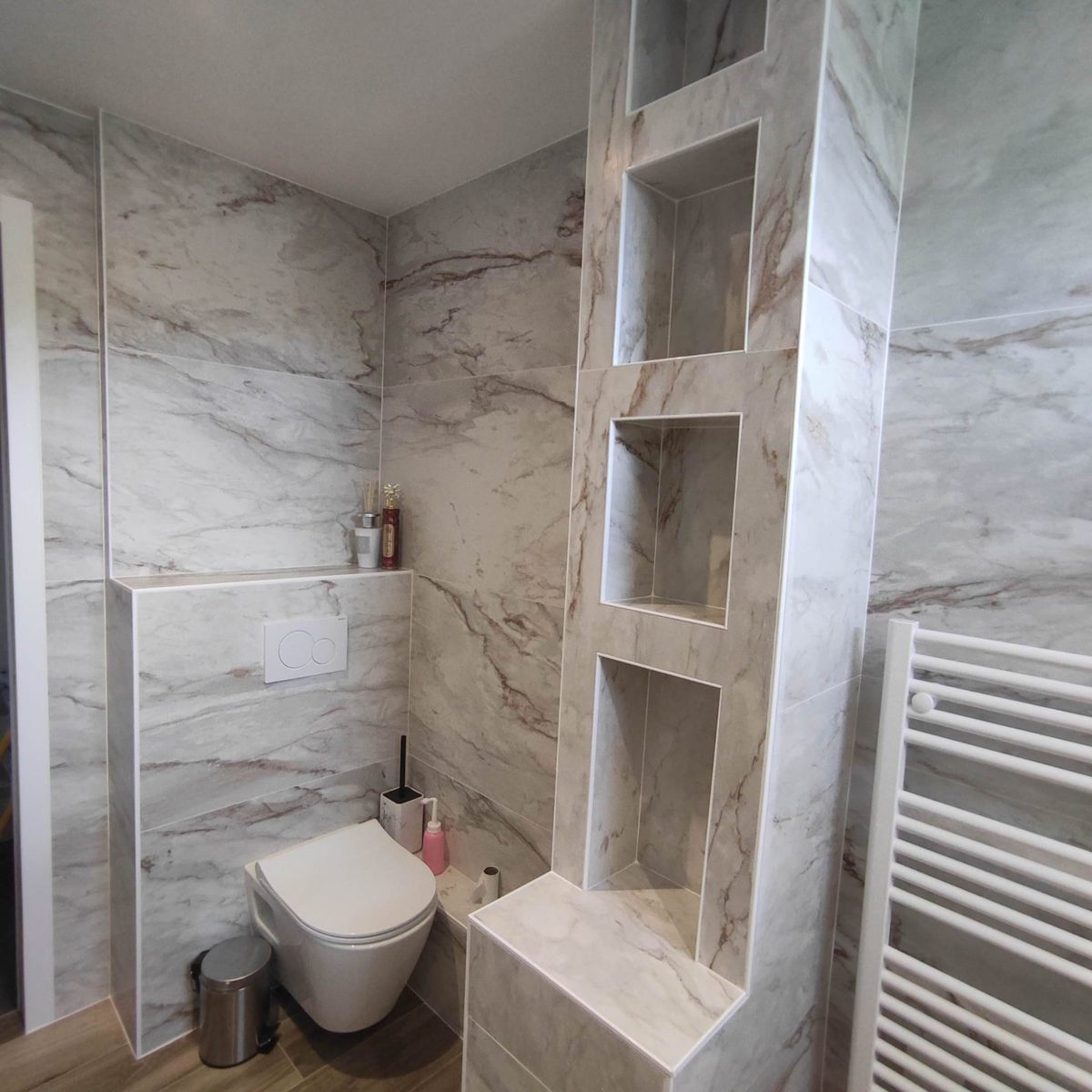 Sdb complete marbre niches wc — BC Carré