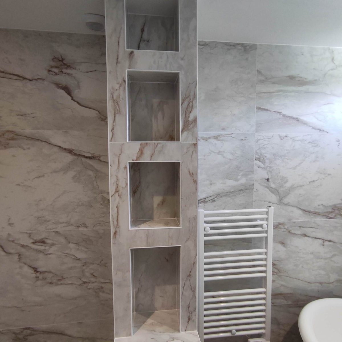 Sdb marbre niches seche serviettes — BC Carré
